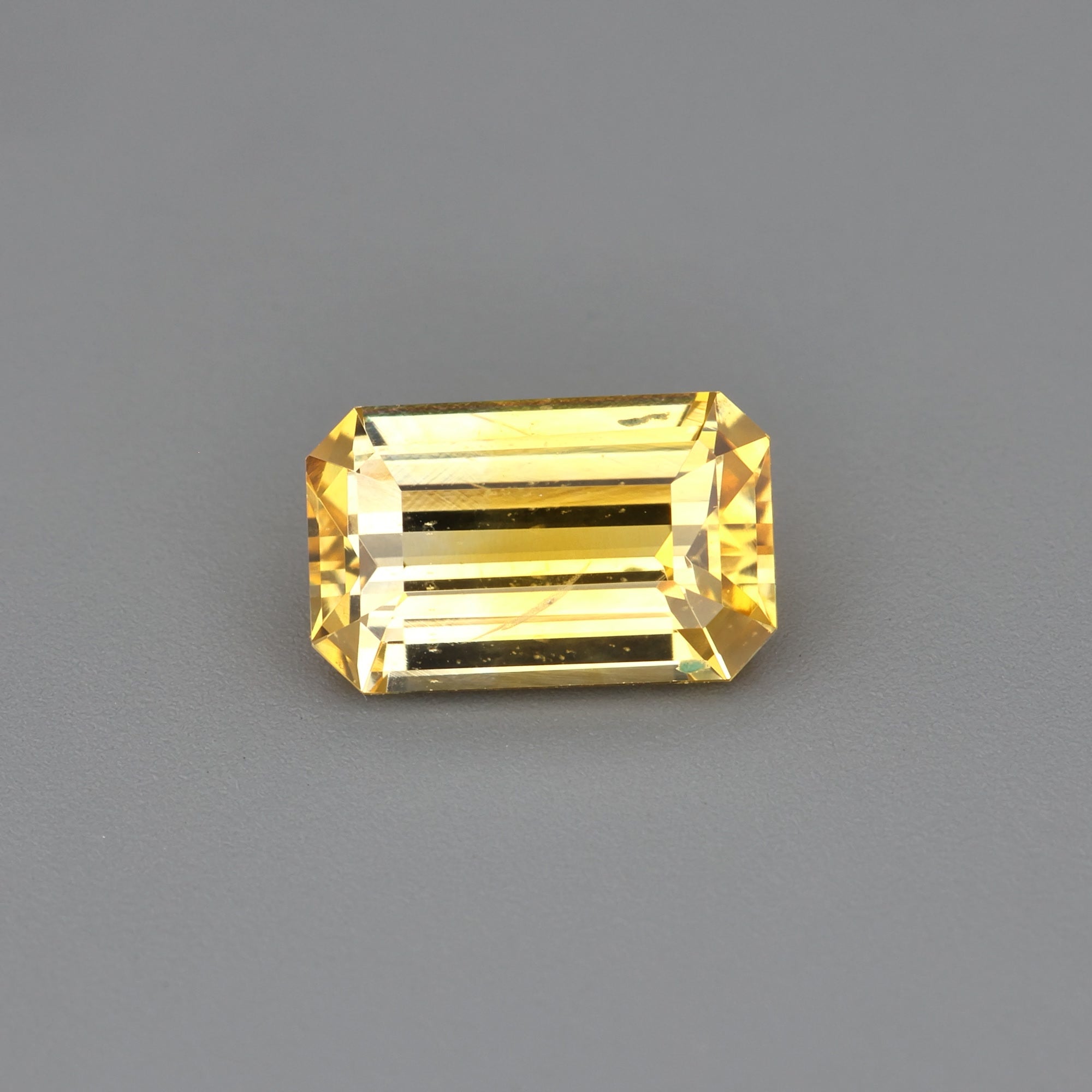 Yellow Sapphire - 0.88 ct
