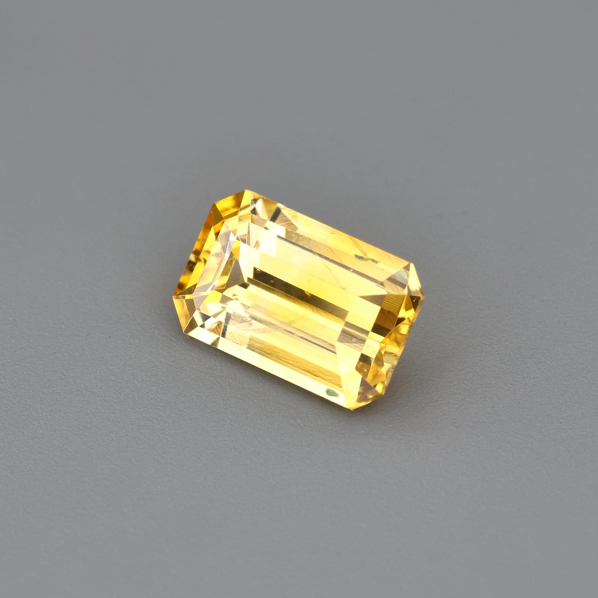 Yellow Sapphire - 0.88 ct
