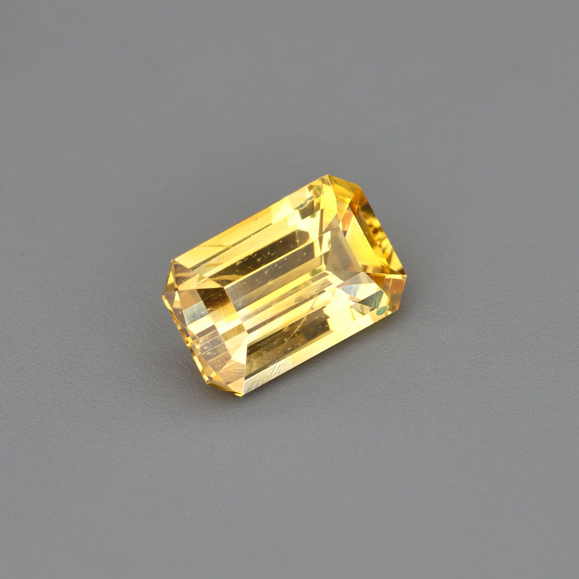 Yellow Sapphire - 0.88 ct